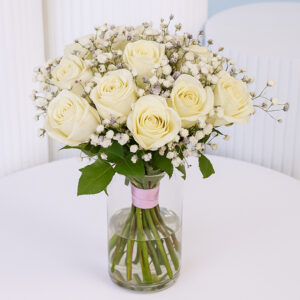 20 White Roses in Glass Vase 20 وردة بيضاء في مزهرية زجاجية