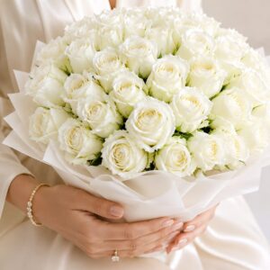 50 White Roses in Classic White Packing  50 وردة بيضاء بتغليف أبيض كلاسيكي