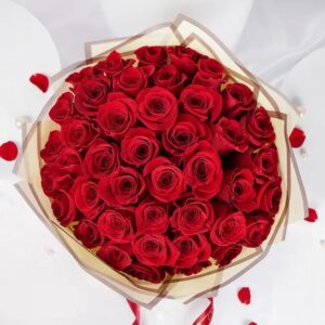 you & me 50 red rose bouquet love shine  باقة "أنت وأنا" المكونة من 50 وردة حمراء - تألق الحب