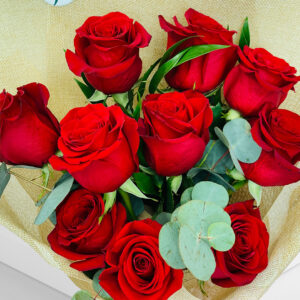 10 Red Roses Bouquet shine love   باقة من 10 ورود حمراء تشع حباً