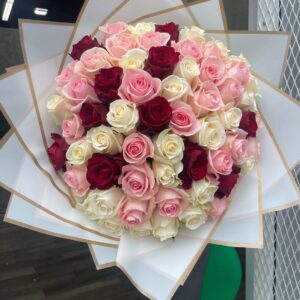 50 White Pink and Red Roses shine with happiness  50 وردة بيضاء ووردية وحمراء تتألق بالسعادة.