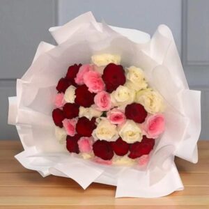 30 White Pink and Red Roses shine with happiness  30 وردة بيضاء ووردية وحمراء تتألق سعادةً.